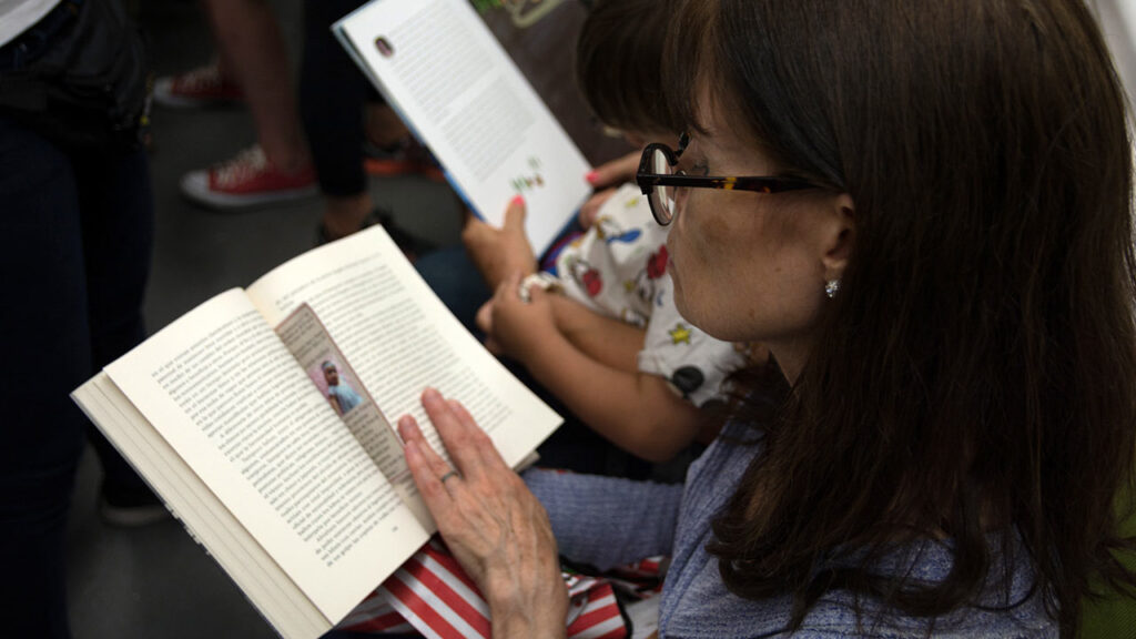 Mi mamá leyendo en el Vagón de lectores