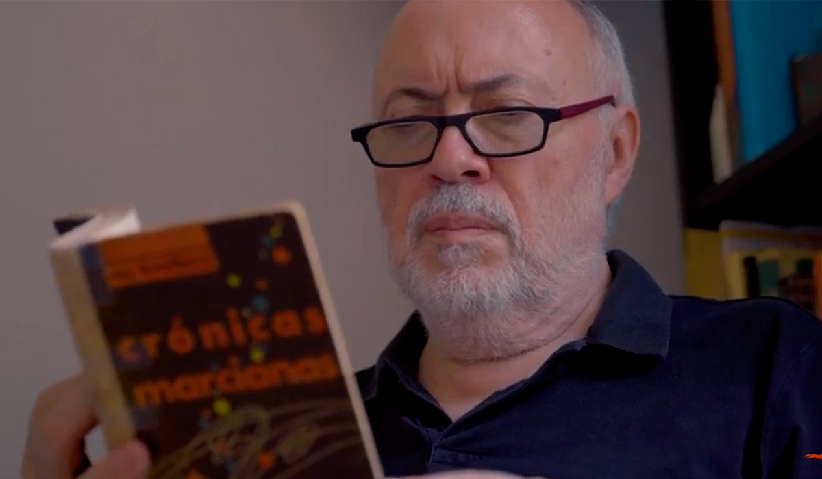 Marcial Souto leyendo Crónicas marcianas de Ray Bradbury