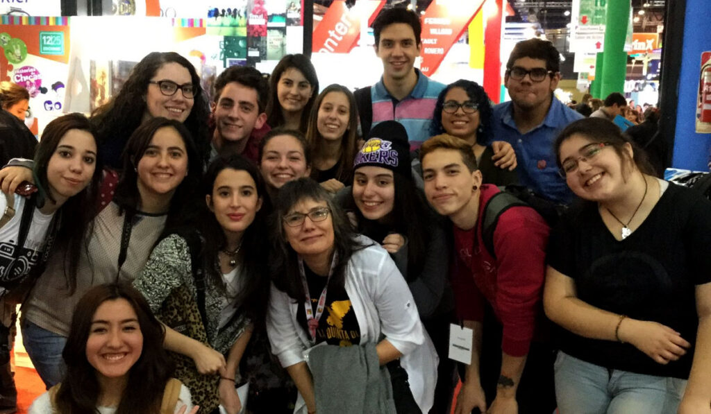 Cris Alemany rodeada de jóvenes de la movida bookfluencer en la Feria del libro 2022.