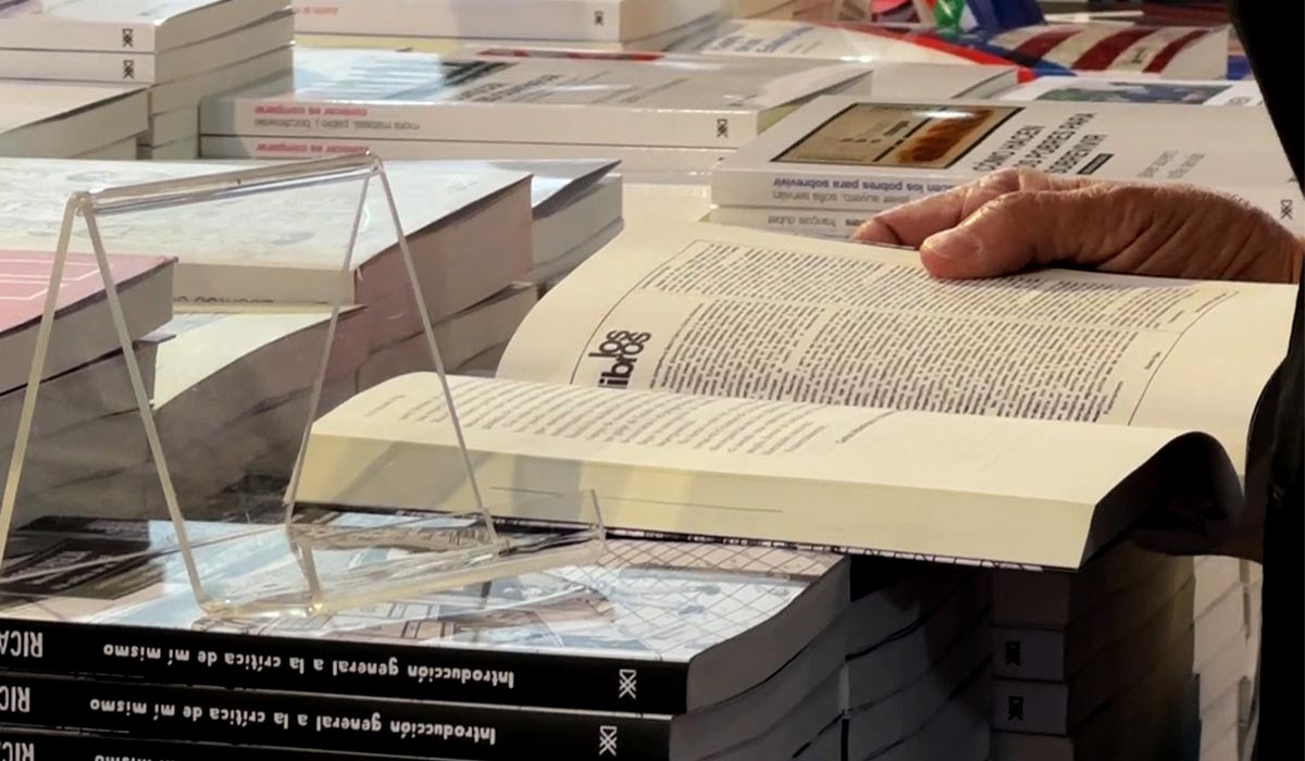 Libro abierto en la Feria del Libro de Buenos Aires